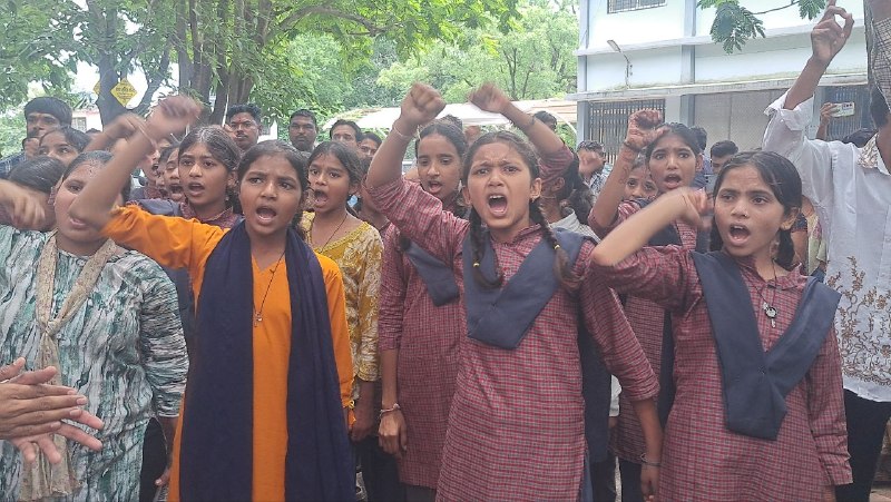 केशवी बालिका छात्रावास जर्जर : छात्राओं ने धार पहुंचकर एसडीएम को सौंपा ज्ञापन