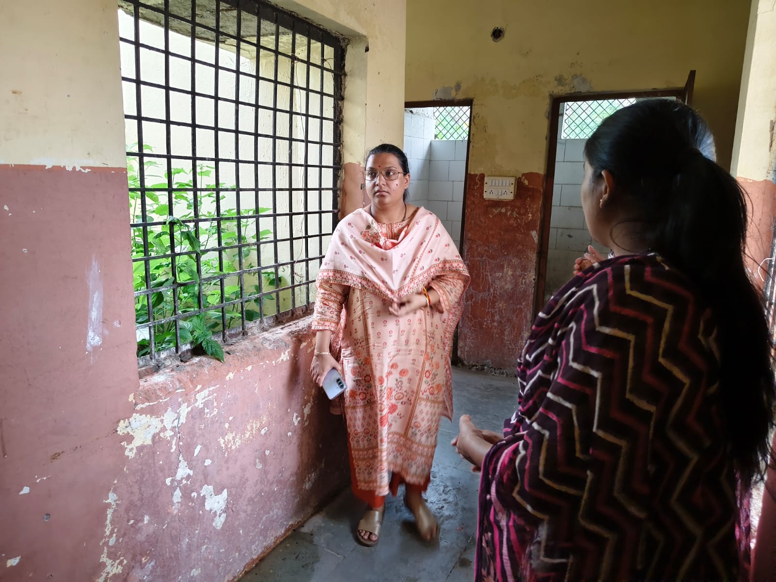 निसरपुर छात्रावास मामला : खिड़की तोड़कर थाने पहुंचीं थी 140 छात्राएं, लापरवाही पर अधीक्षिका निलंबित