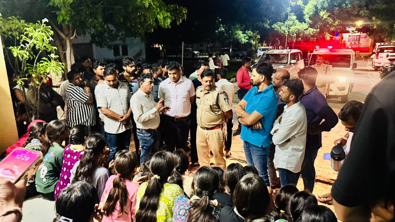 आक्रोश : शबरी आदिवासी कन्या छात्रावास की खिडकी के कूदकर रात 12 बजे पैदल निकली छात्राएं
