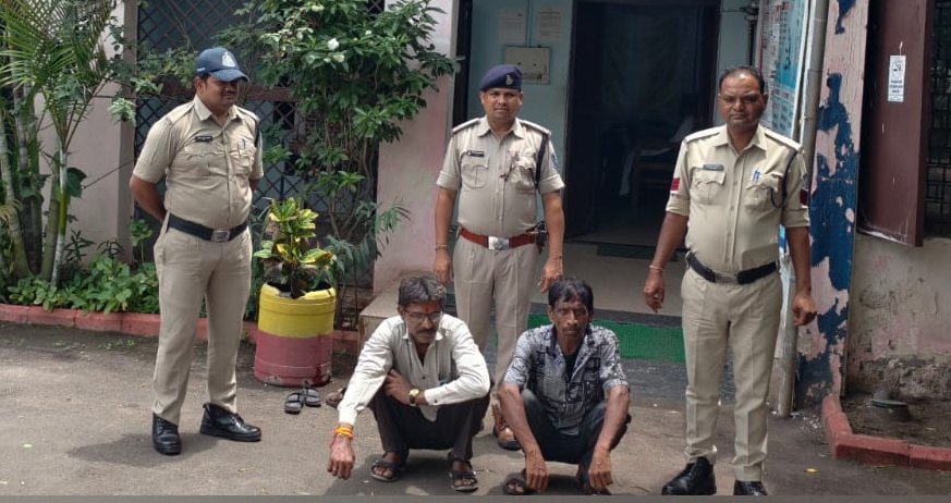 सट्टा लिखते आरोपी को पुलिस ने रंगे हाथों पकड़ा, नगदी रुपये व सट्टा पर्चियां जब्त