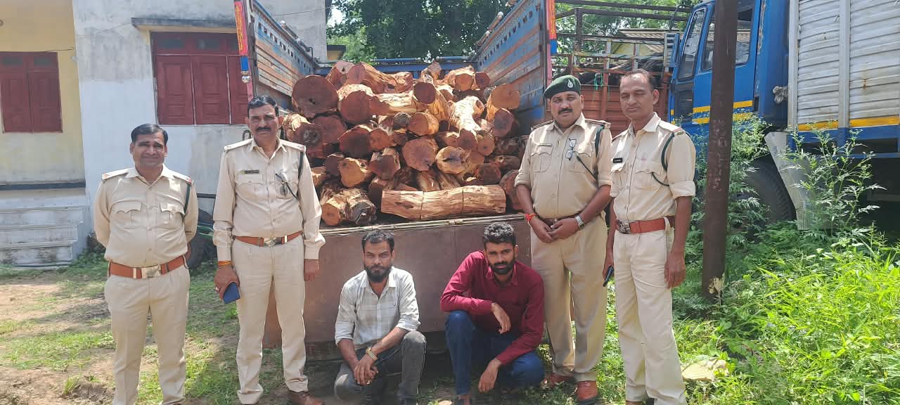 धार में खैर तस्करी का बड़ा भंडाफोड़ : वन अमले की गाड़ी पलटाने की कोशिश