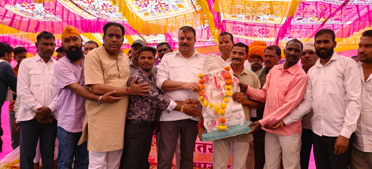 गणेश प्रतिमा वितरण के साथ बच्चों की मांगों पर उमंग सिंघार ने दिखाई तत्परता