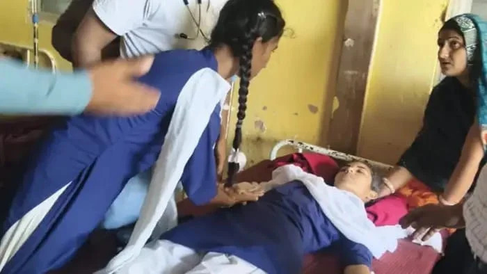 स्कूल के पास कचरे का ढेर से फैली दुर्गंध से छह छात्राओं की बिगड़ी तबीयत