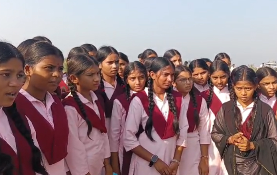 हॉस्टल की अव्यवस्थाओं से नाराज 150 छात्राएं 20 किमी पैदल निकलीं