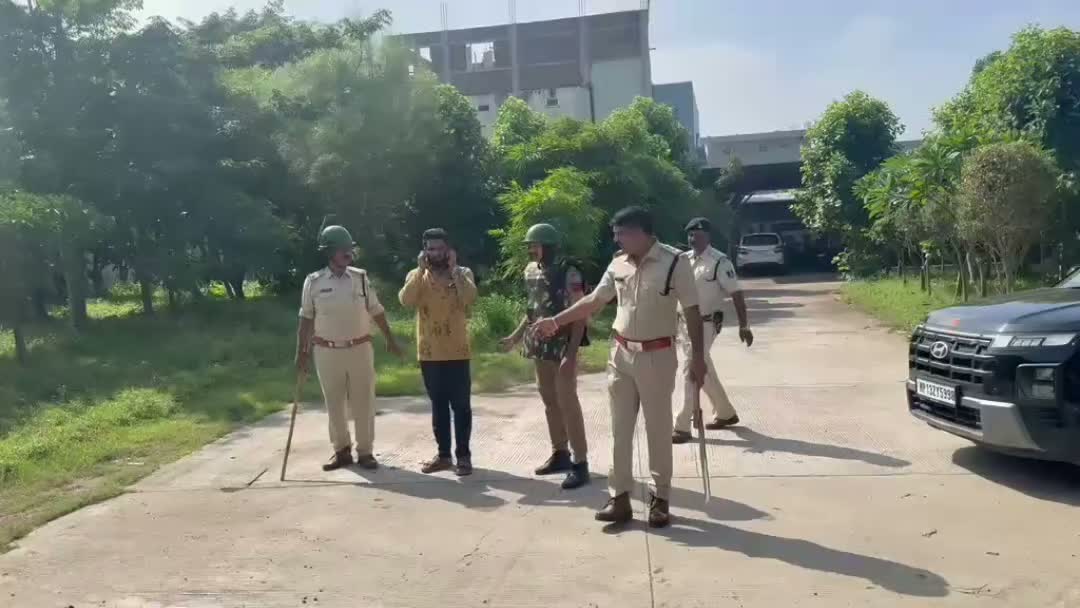 महिला आत्महत्या मामले में आरोपी गिरफ्तार, पुलिस ने गांव में निकाला जुलूस