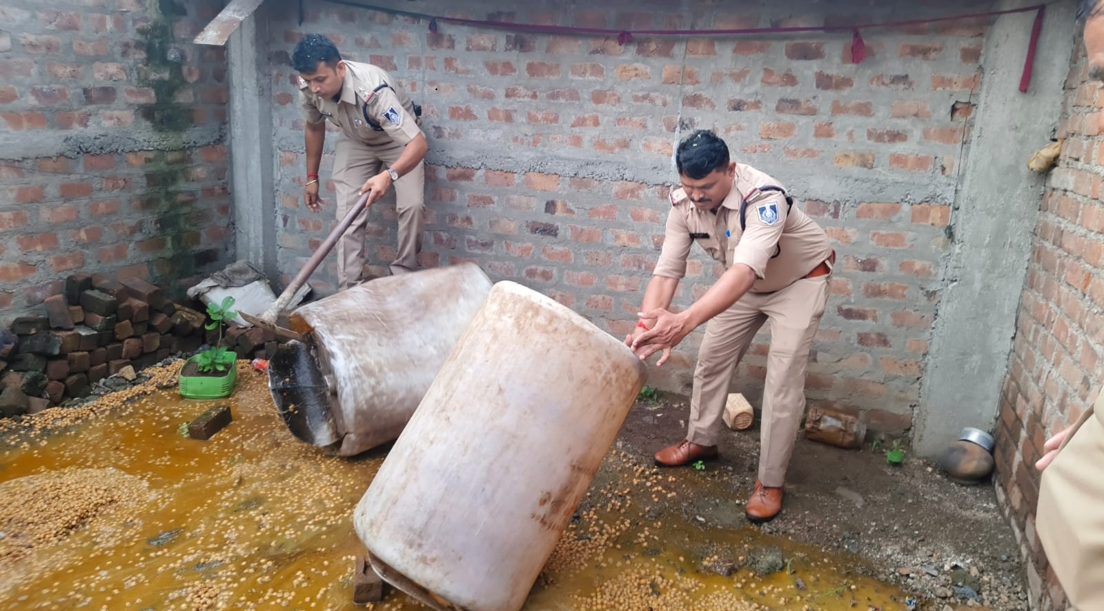 अवैध शराब भट्टी पर छापा, पुलिस टीम ने 650 किलो महुआ लहान नष्ट किया